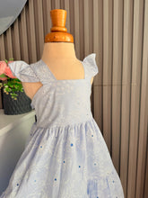 Cargar imagen en el visor de la galería, VESTIDO NIÑA REF SIENA OJALILLO CELESTE
