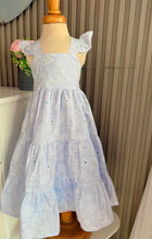 Cargar imagen en el visor de la galería, VESTIDO NIÑA REF SIENA OJALILLO CELESTE
