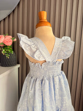 Cargar imagen en el visor de la galería, VESTIDO NIÑA REF SIENA OJALILLO CELESTE
