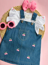 Cargar imagen en el visor de la galería, SET JARDINERA DENIM CEREZA DOS PIEZAS REF 1281.
