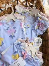 Cargar imagen en el visor de la galería, SET NIÑA 9 PIEZAS BODY MANGA BOLERO + SHORT + CAMISILLAS REF 1926
